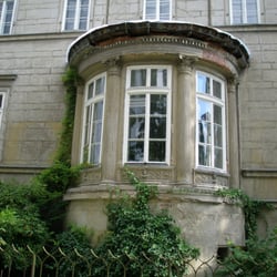 Villa Liegnitz - Der Erker mit Säulen- und Ranken-Verzierungen