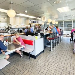Waffle House - Bright & busy