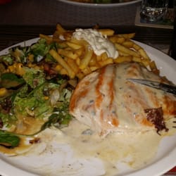 Gegrilltes Hähnchenbrust mit Gorgonzola, Pommes und Salat 5,90 Euro