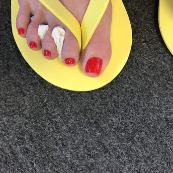 Lynda Nail Salon - Smudgy big toe. Just fast and sloppy - Nail Salons Near Me - Los Angeles, California