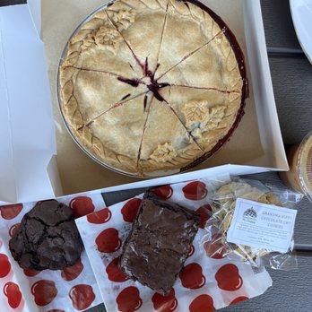 Yosemite Pie Company - So glad she's open on Sundays, absolutely incredible sweet spread after a weekend of backpacking, truly superb - Bakeries Near Me - Oakhurst, California