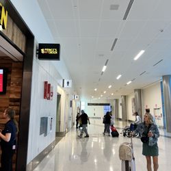 Prince's Hot Chicken - Signage and corridor to Concourse D