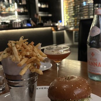Beverly Bar - The burger was so juicy! By far one of the best burgers I've had out in a while - Wine Bars Near Me - Beverly Hills, California