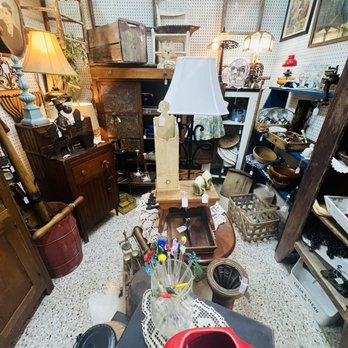 Village Antique Mall - Antiques Near Me - Mount Dora, Florida Village Antique Mall - Antiques Near Me - Mount Dora, Florida