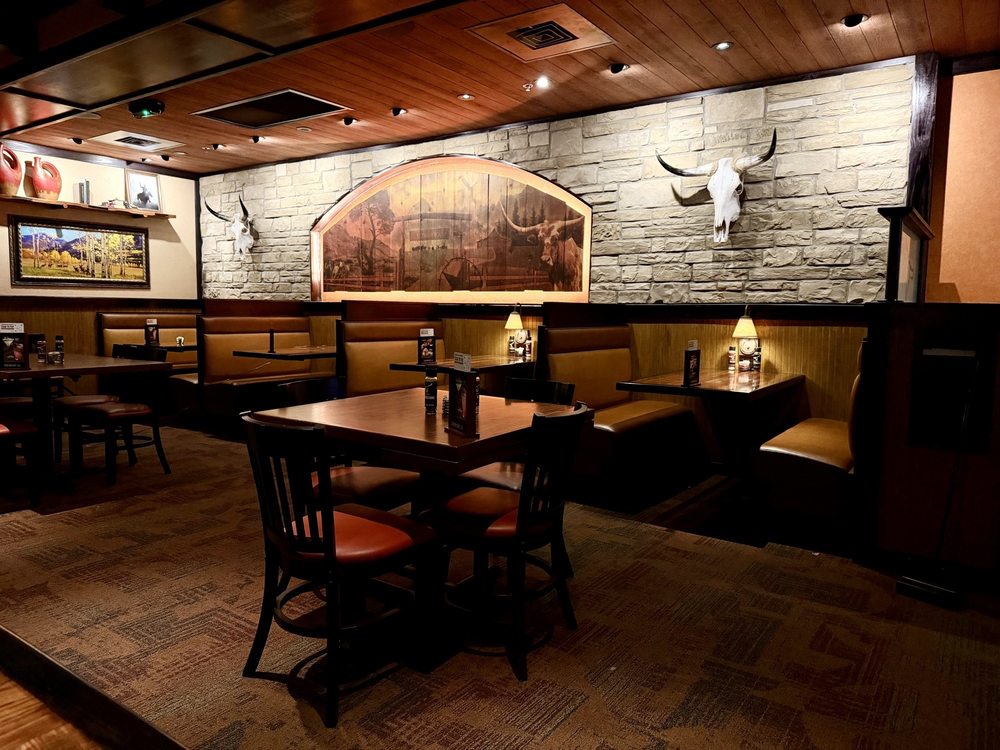 LongHorn Steakhouse - Photo 2