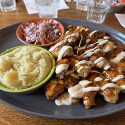Nando's - 10 Extra Spicy Wings w. Rainbow Slaw & Creamy Mash