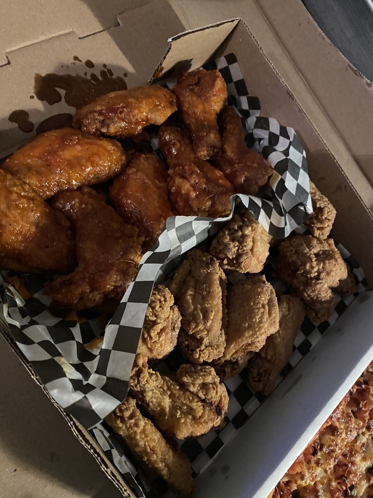 ROYAL PIZZA & WINGS Updated August 2024 22 Reviews 180 James