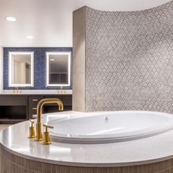 Harrah's Council Bluffs Hotel and Casino - Harrah's Council Bluffs Hotel and Casino Bathroom
