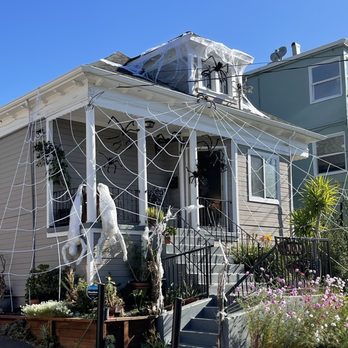 Man & A Van - 2022 Halloween Decor - Movers Near Me Man & A Van - 2022 Halloween Decor - Movers Near Me
