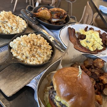 River Roast - Mac and Cheese, Cheeseburger, roast chicken, scrambled eggs - American Near Me - Chicago, Illinois River Roast - Mac and Cheese, Cheeseburger, roast chicken, scrambled eggs - American Near Me - Chicago, Illinois
