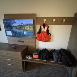Holiday Inn Express & Suites Arcata/Eureka-Airport Area - Great luggage storage and coat racks