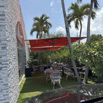 Carrot Express - Outdoor sitting - Salad Near Me - Miami, Florida