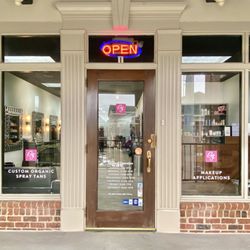 GorgeousGLO Beauty Bar - Our front door - we are above Swoozie's!