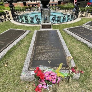 Graceland Mansion - Museums Near Me - Memphis, Tennessee