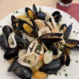 Shrimp, muscles, clams, calamari