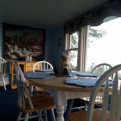 Lakefront dining area-Lucilles Lakefront Cottages