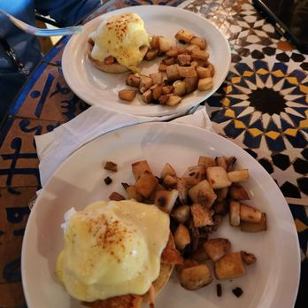 Java Jazz & Soup Nutz - Split eggs Benedict - Coffee & Tea Near Me - Lahaina, Hawaii