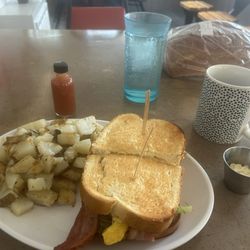 Helmer House - Breakfast BLT e fried egg and side home potatoes.