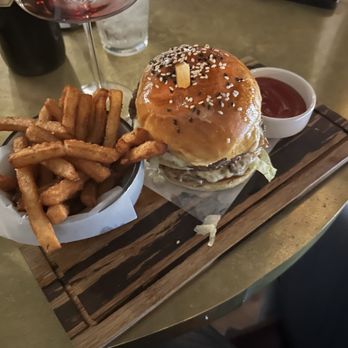 Junior Restaurant - Wagyu burger - Lounges Near Me - Roseville, California Junior Restaurant - Wagyu burger - Lounges Near Me - Roseville, California