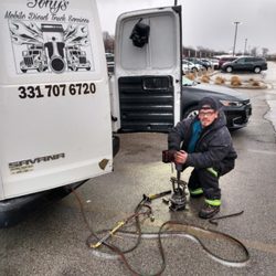 Tony mobile Diesel 24HR Truck & Trailer Repair - Extracting alternator pulley for a Cummins DD15..