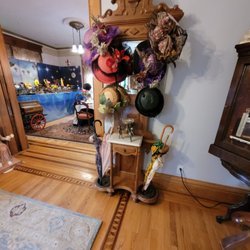 Mont Rest Inn - The old hats