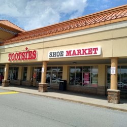 Tootsies Shoe Market - Front of the store