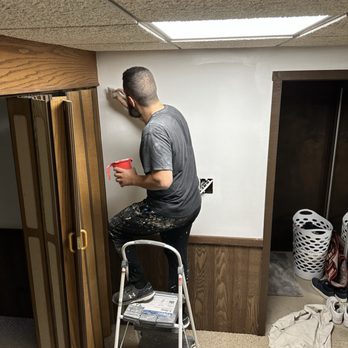 Alwan’s Handymen and construction - Painting after wallpaper removal - Electricians Near Me Alwan’s Handymen and construction - Painting after wallpaper removal - Electricians Near Me