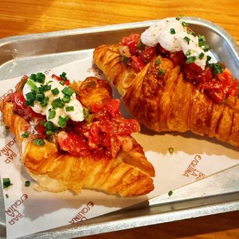 La Esquina - mini croissants rellenos de steak tartar y mascarpone trufado - Mediterranean Near Me - Barcelona, B