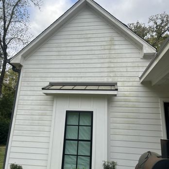 Exterior Pressure Pros - House soft wash before - Pressure Washers Near Me Exterior Pressure Pros - House soft wash before - Pressure Washers Near Me