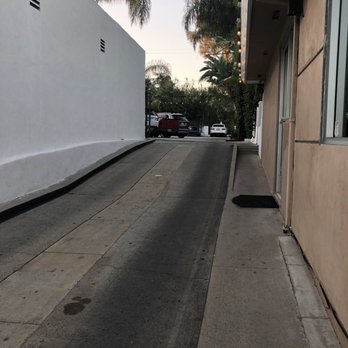 Cascabel - One way driveway for limited parking - Cocktail Bars Near Me - Los Angeles, California Cascabel - One way driveway for limited parking - Cocktail Bars Near Me - Los Angeles, California