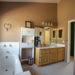 PineTime Cabin - Upstairs bathroom features jetted tub and separate shower.