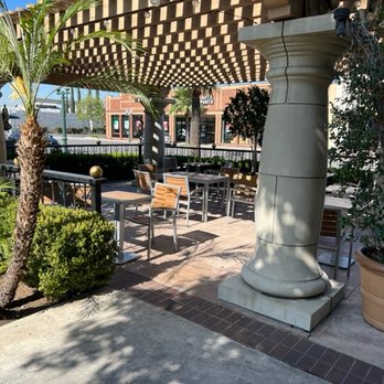 The Coffee Bean & Tea Leaf - Outdoor patio - Coffee & Tea Near Me - Redlands, California