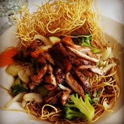 Restaurant Chez Lien - Chicken with steamed veggies with crispy noodles.