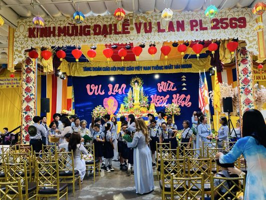 Chua Dieu Ngu Buddhist Temple by null