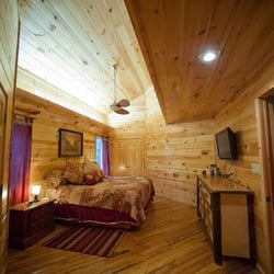 Seven Eagles Cabin Broken Bow - Master bedroom (private) with personal bathroom & walk-in closet attached, two way entry