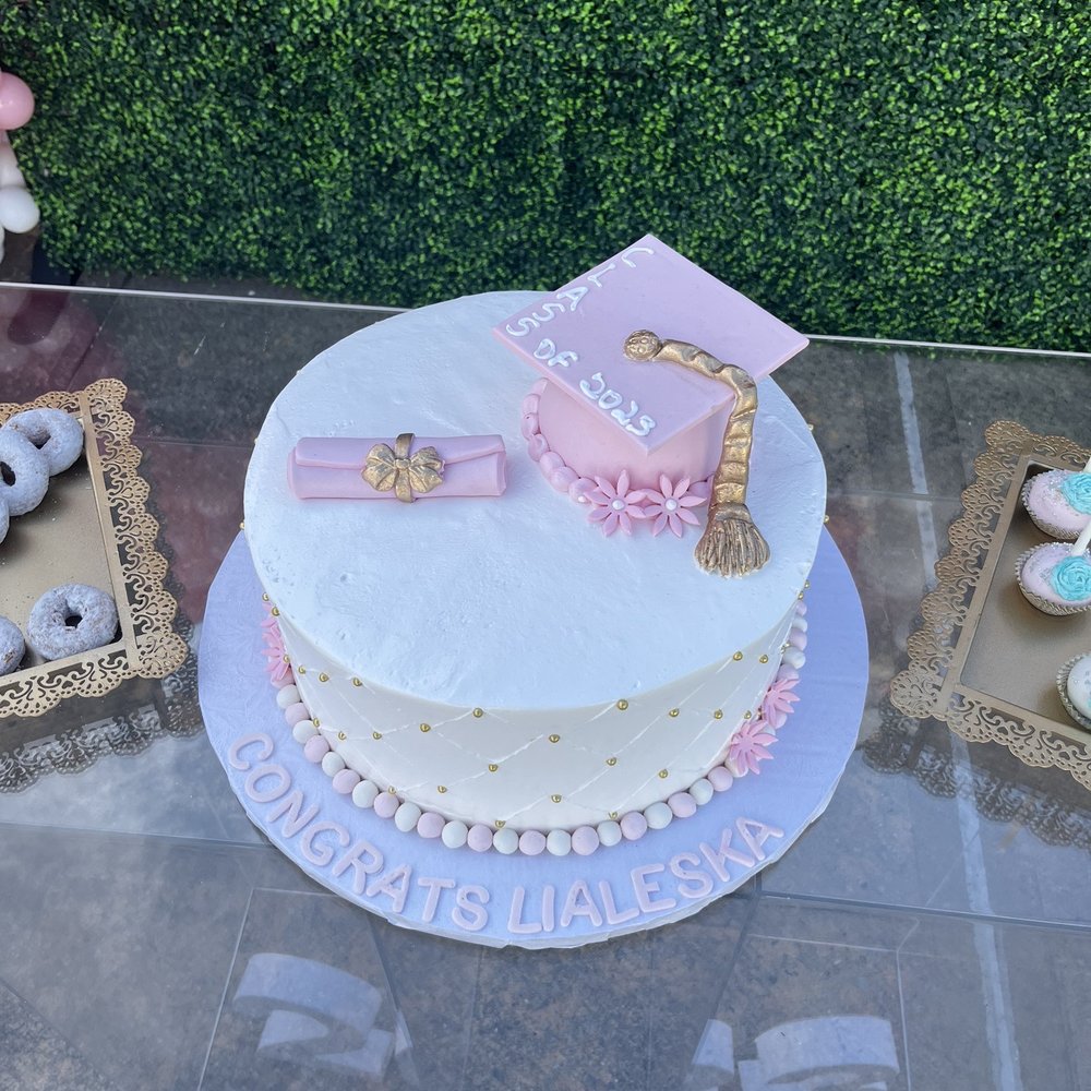 a cake and cupcakes a cake and cupcakes