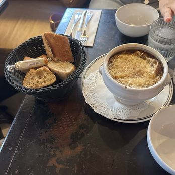 Les Antiquaires - Bistros Near Me - Paris, 75