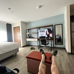 Everhome Suites Corona - King room
