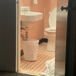 Pleasant Hill Motel - Small Outdated Bathroom