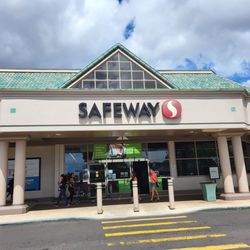 Safeway - Safeway entrance at the Kapolei Shopping Center.