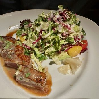 Houston's Restaurant - Sashimi Tuna Salad - American Near Me - Pompano Beach, Florida