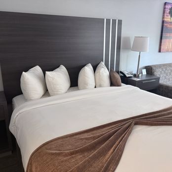 Palm Garden Hotel - Bed. - Hotels Near Me - Thousand Oaks, California