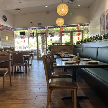 Lin's Garden - Pretty empty during early lunch. - Japanese Near Me - Roseville, California