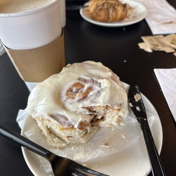 Slow Hand Bakehouse - Delicious and fresh cinnamon roll!! Great latte!! Flaky chocolate croissant!! - Bakeries Near Me - Lebanon, Tennessee Slow Hand Bakehouse - Delicious and fresh cinnamon roll!! Great latte!! Flaky chocolate croissant!! - Bakeries Near Me - Lebanon, Tennessee