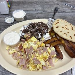 Toda la comida estaba fría único que estaba caliente es el café y las tortillas Toda la comida estaba fría único que estaba caliente es el café y las tortillas