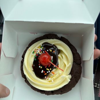 Crumbl - Dimond - Browne sundae - Bakeries Near Me - Anchorage, Alaska