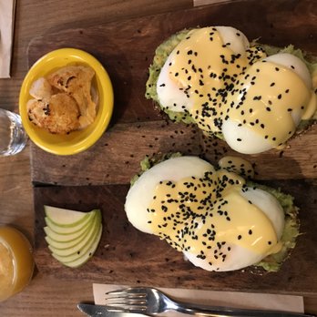 Pum Pum Café - Avocado toast with egg - Coffee & Tea Near Me - Madrid, M