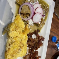 Salute - Green chilaquiles with scrambled eggs and bacon (without crema)