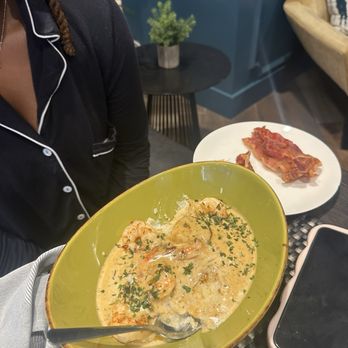 Common Interest - Creole Shrimp & Grits - Cajun/Creole Near Me - New Orleans, Louisiana