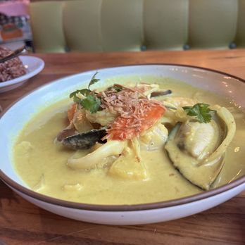 Temsib Eatery & Bar - Yellow curry with seafood - Thai Near Me - Bellevue, Washington